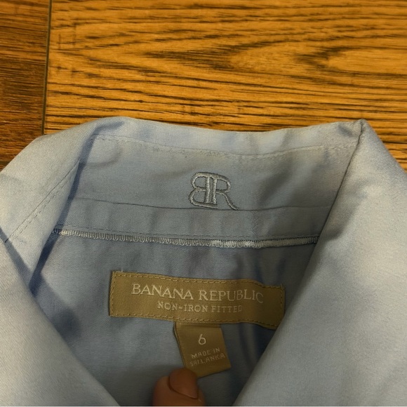 Banana Republic Light Blue Fitted Dress Shirt non iron women’s size 6 EUC - Picture 2 of 5